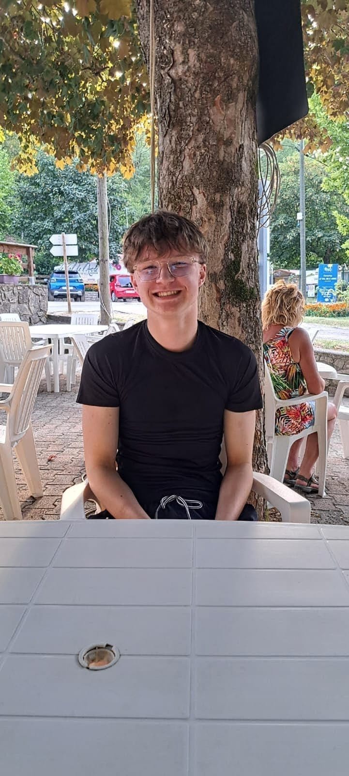 Thijmen op een terras in Frankrijk