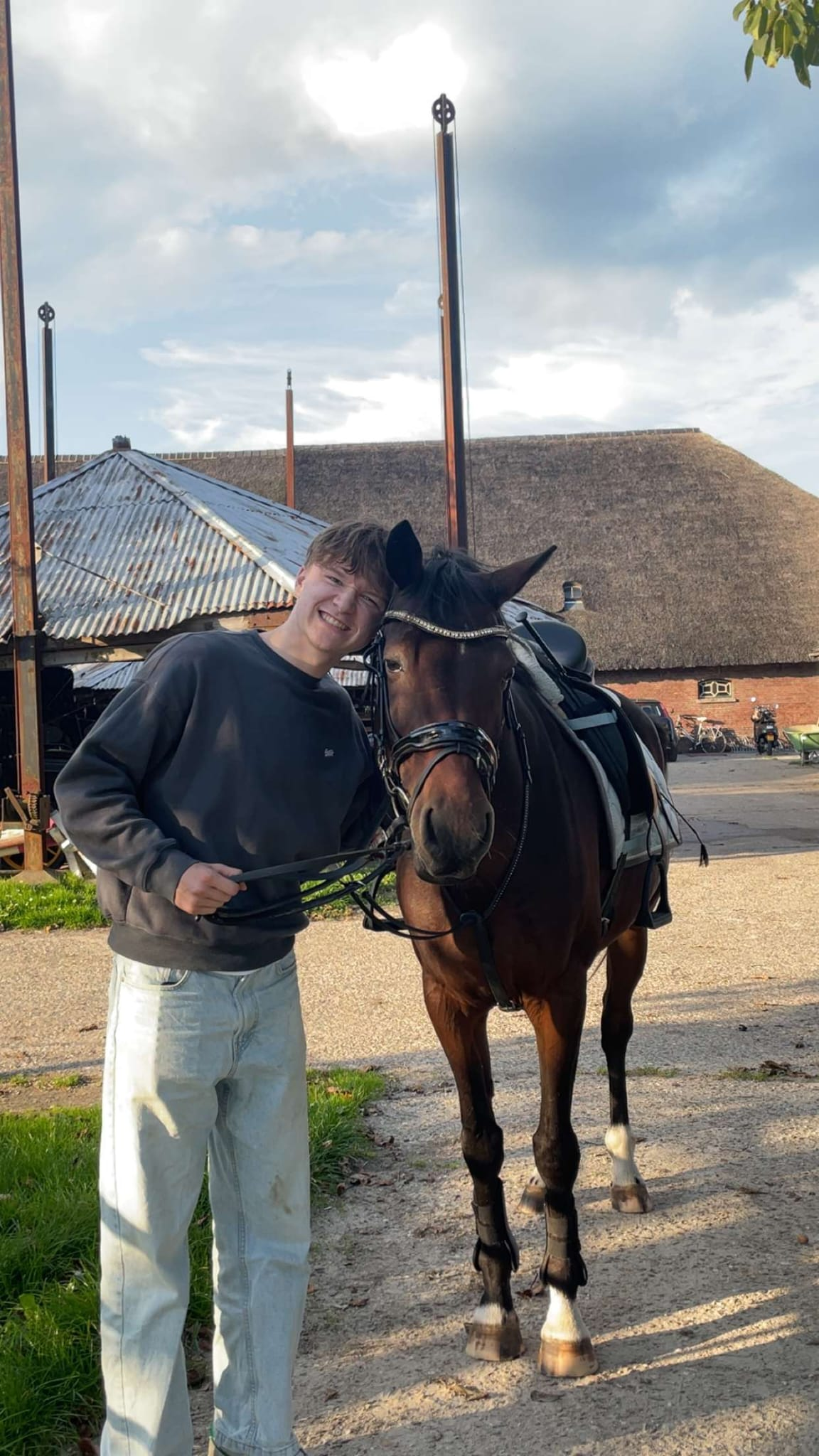 Thijmen met een paard op een boerderij